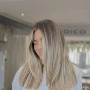 relaxed blonde highlight balayage effect